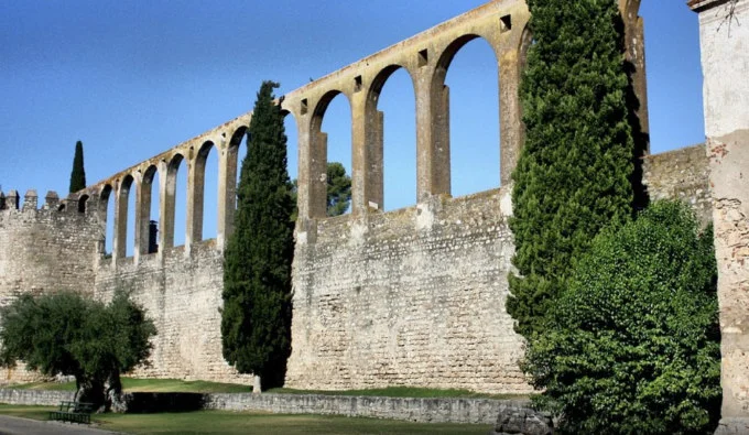 SERPA: O aqueduto na parede do castelo em Serpa, Portugal