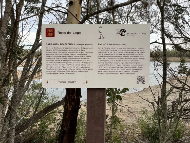 La route des lacs est jalonnée par des panneaux touristiques
