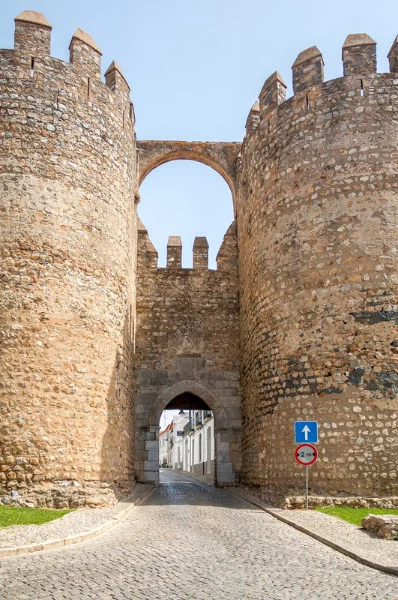 SERPA : Superbe porte de Beja, entourée de très hautes tours qui protègent l’entrée de la ville